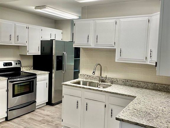 3rd image of 5803 Hyde Park Cir