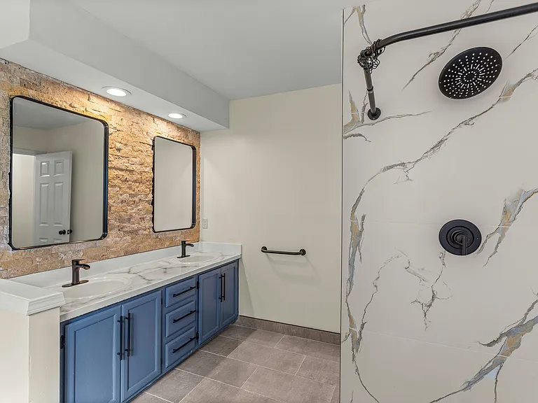 Master Bedroom bathroom
