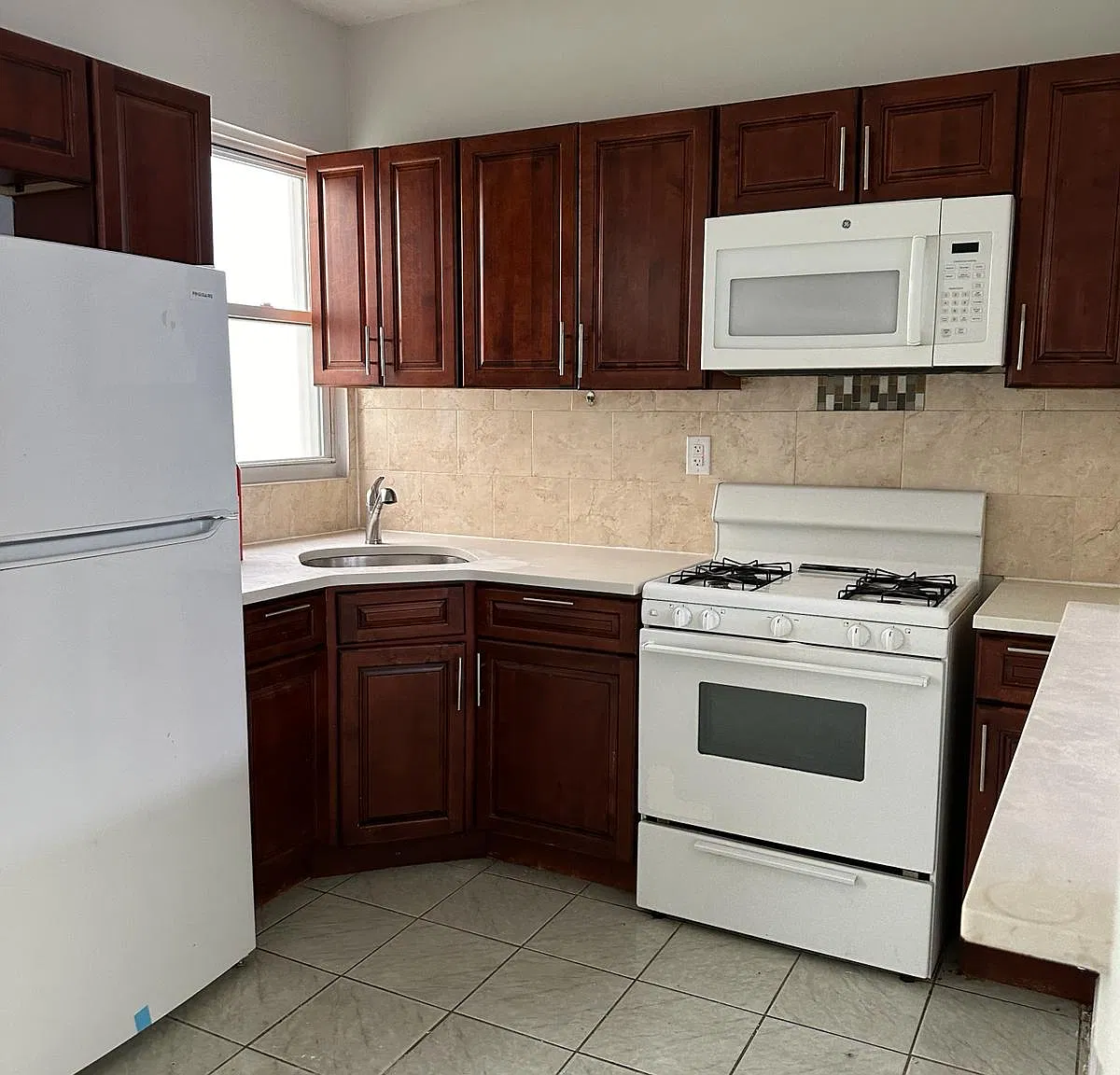 3 bed, 1000 sqft, $3,373 — Photo 1