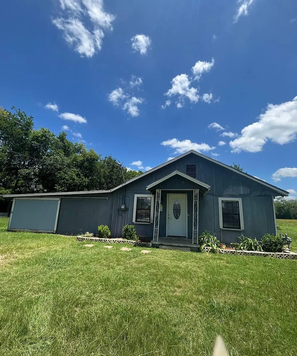 3 bed, 1290 sqft, $1,100 — Photo 1