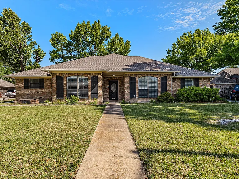 1531 Pickwick Ln — Photo 1