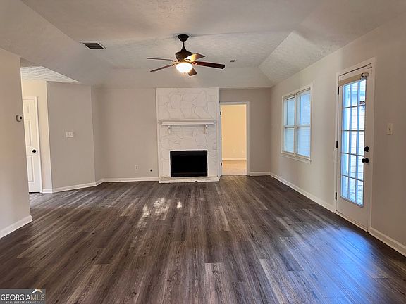 3rd image of 1052 Terance Ave