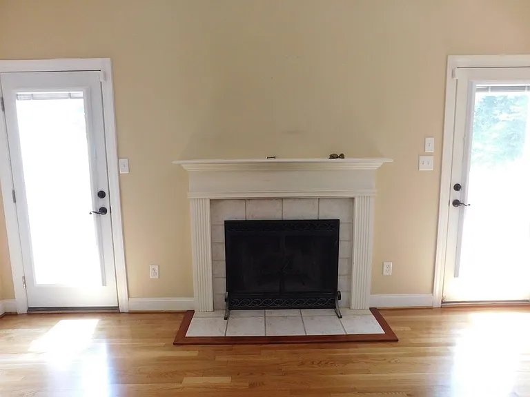 300 Taliaferro Ln — Photo 19