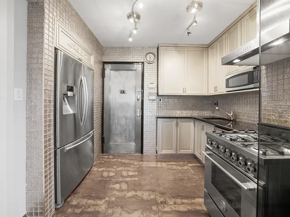 2607 Avenue O image 2 of 10