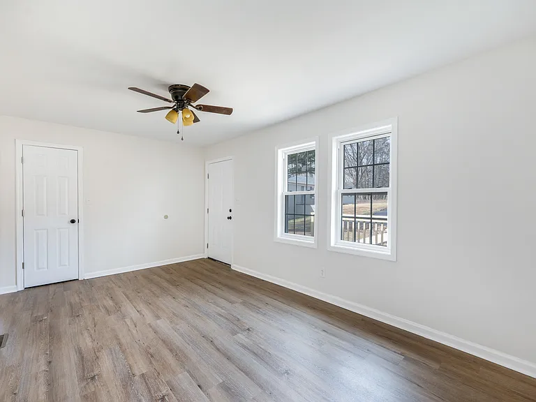 242 Newcomb Dr — Photo 4