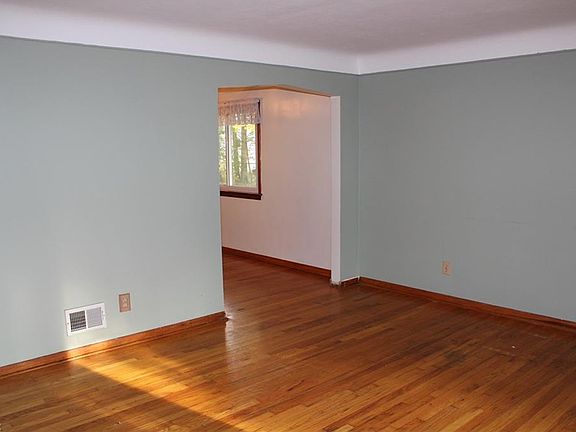 5th image of 184 Paul St