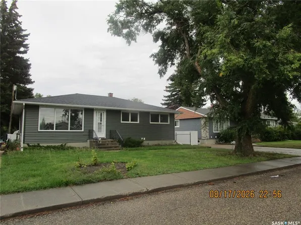 112 WOOD CRESCENT, Assiniboia, SK S0H 0B0