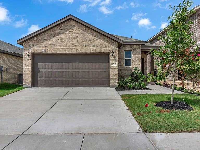 1729 Hazer Ln — Photo 2