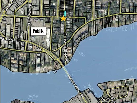 Walking distance to Okaloosa Island Beaches, Publix, FWB downtown and restaurants.