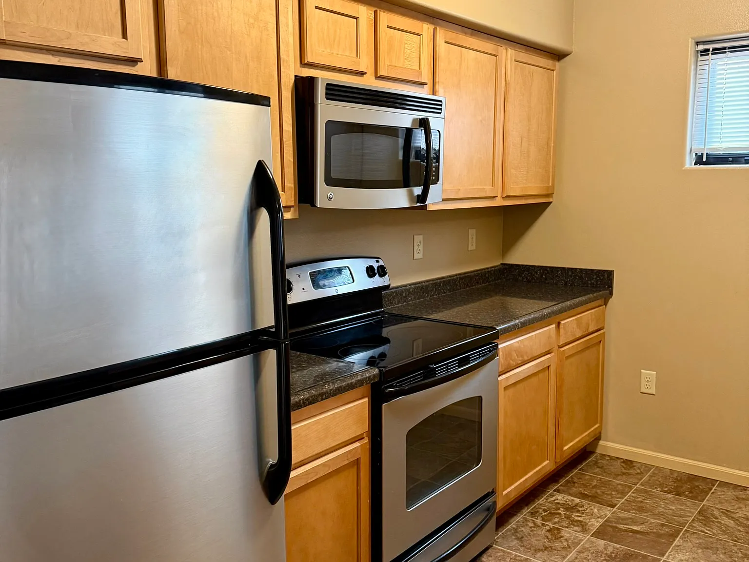 3 bed, 1312 sqft, $2,605 — Photo 2