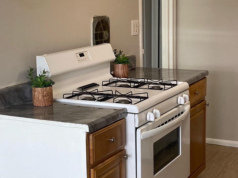 Kitchen (view 2)