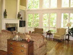 Huge great room w/ many built-ins, vaulted ceiling and hardwood floor