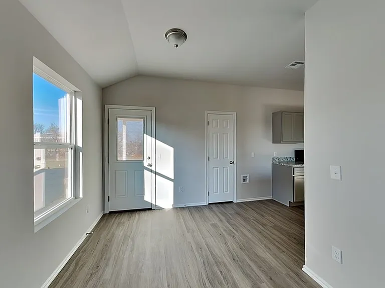 1029 E Stetson Ln — Photo 5