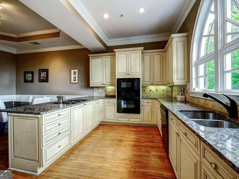834 Clifton Heights Ln NE — Photo 8