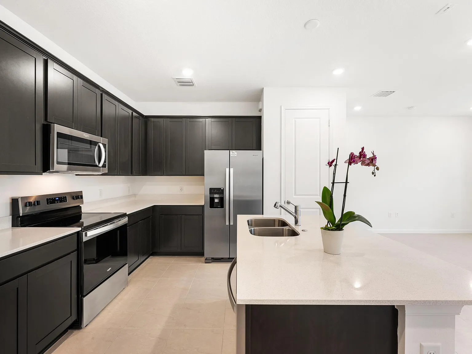 3 bed, 2.5 bath, 1550 sqft, $3,200 — Photo 3