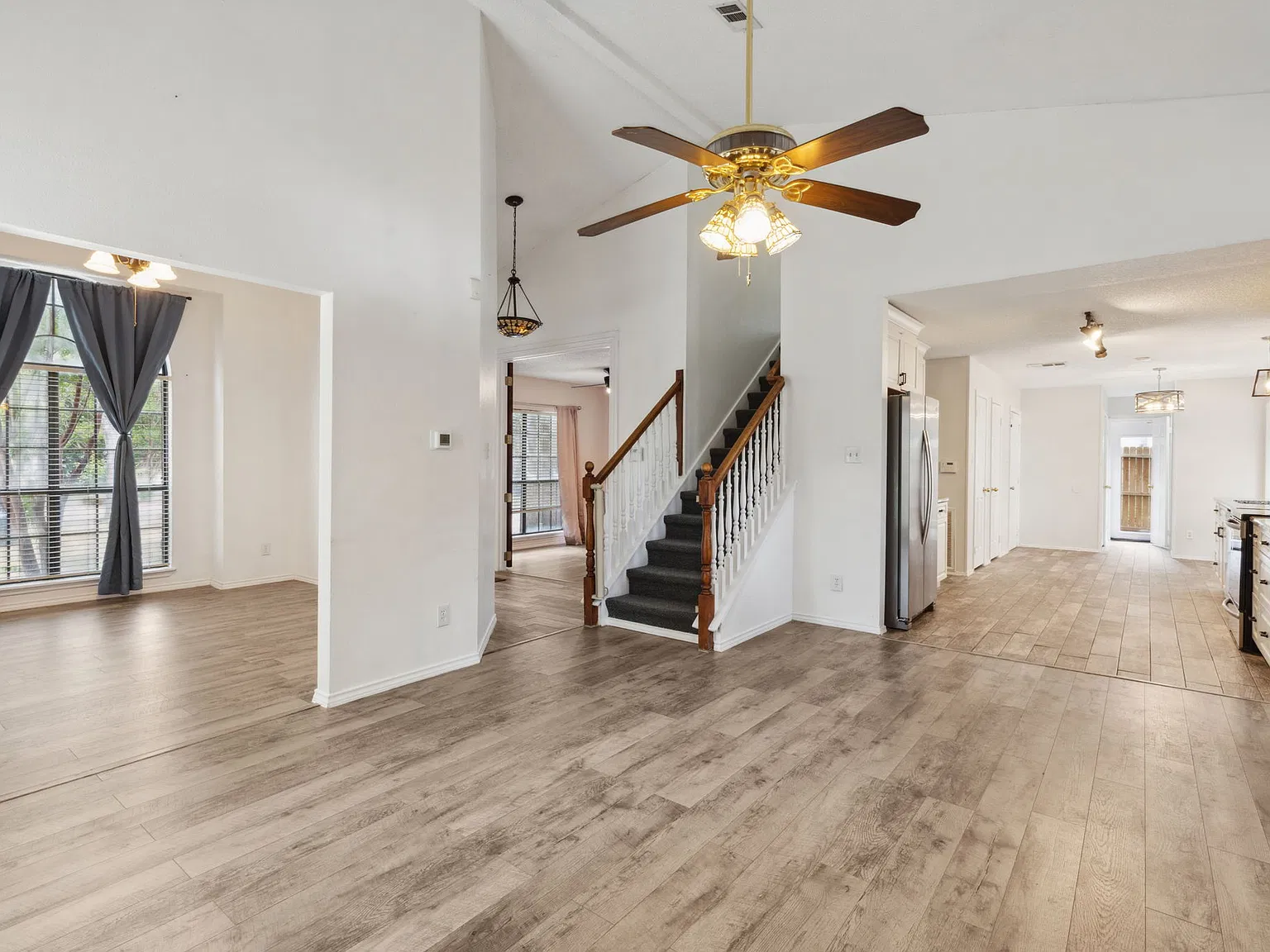 3 bed, 2.5 bath, 2350 sqft, $2,400 — Photo 4
