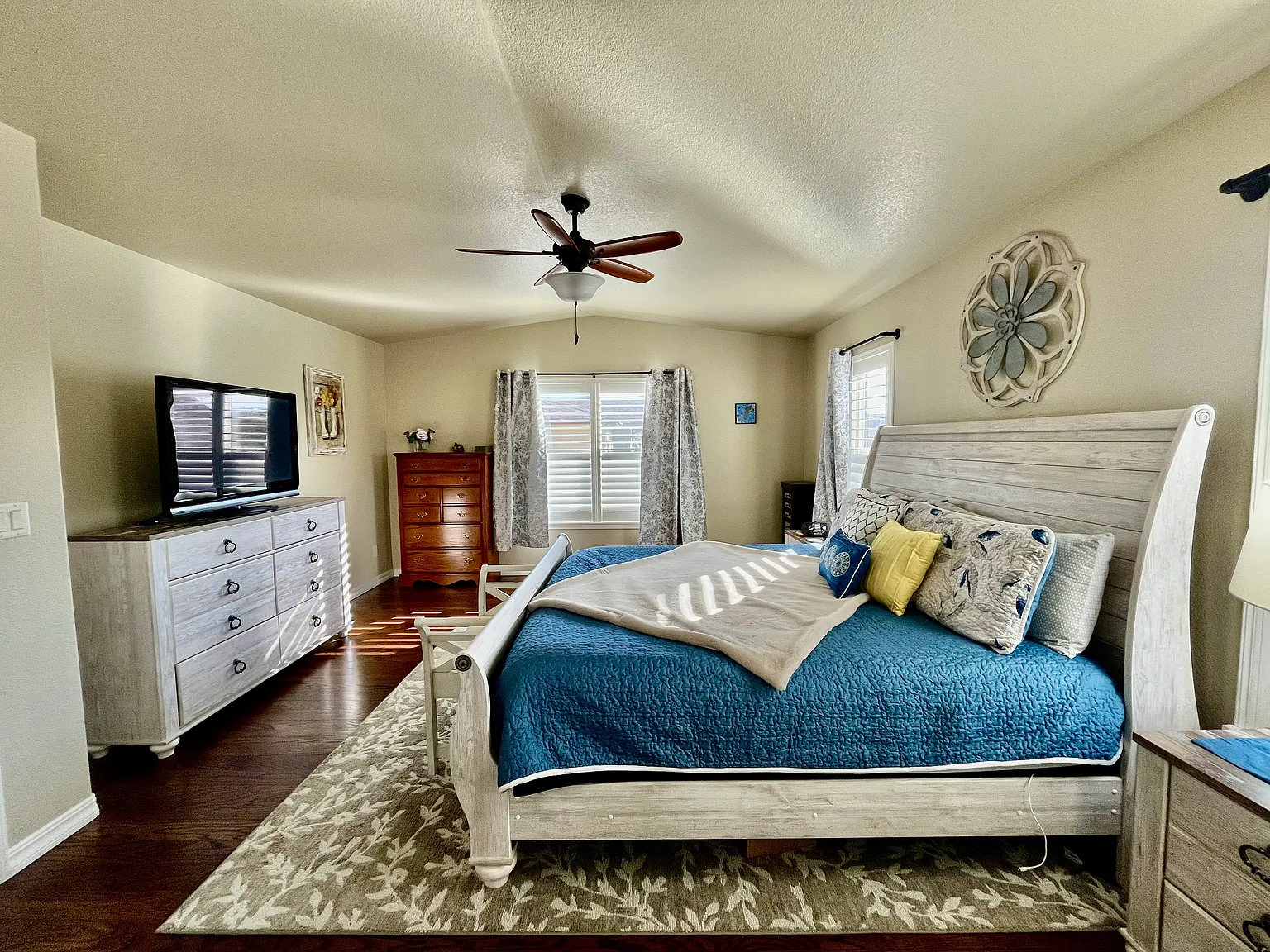4 bed, 3554 sqft, $3,350 — Photo 2