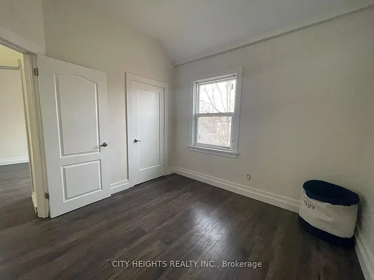 1561 Hurontario St — Photo 8