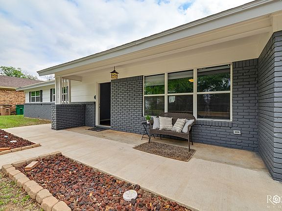 3rd image of 2917 Oak Forest Dr