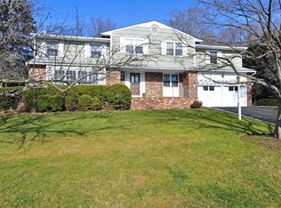 42 Roundabend Rd, Tarrytown, NY 10591