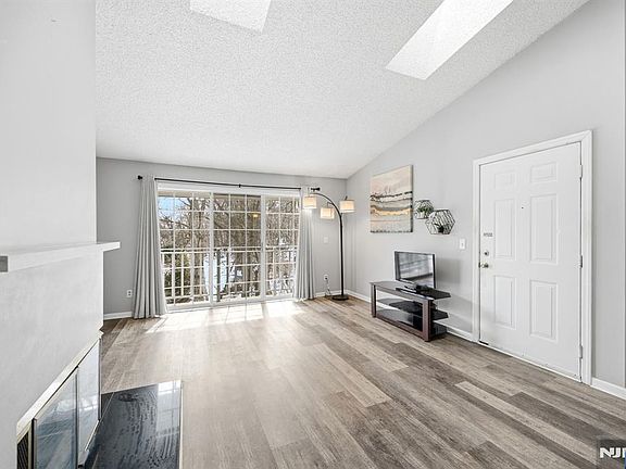 2nd image of 130 Raintree Ln