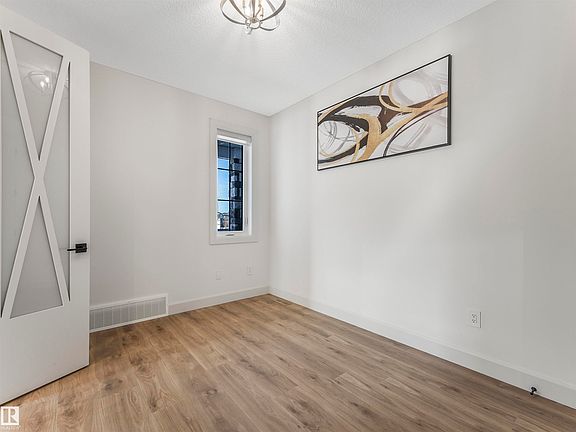5th image of 62 Fenwyck Blvd