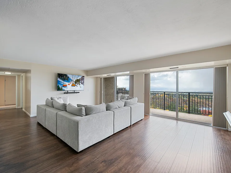 875 S Donner Way #804