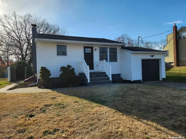 469 N Alleghany Avenue, Lindenhurst, NY 11757
