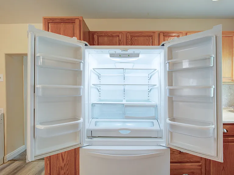 LARGE CAPACITY REFRIGERATOR WITH BOTTOM FREEZER.