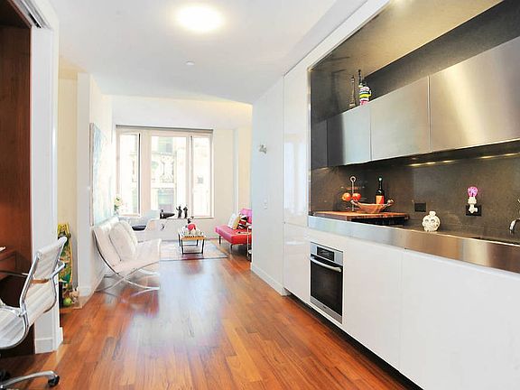 5th image of 15 William St #19G