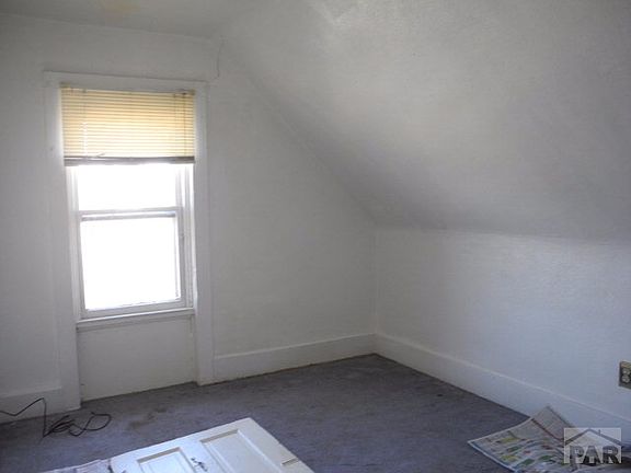 4th image of 806 E 7th St