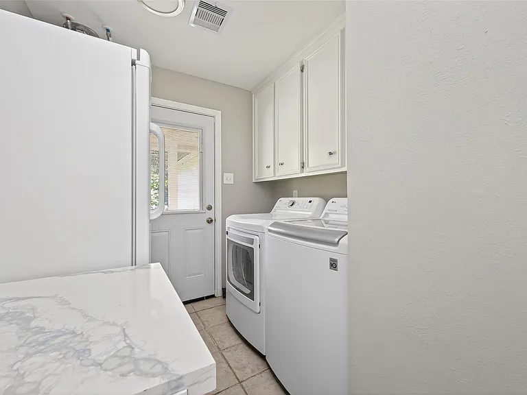 105 Glenmora Ct — Photo 23