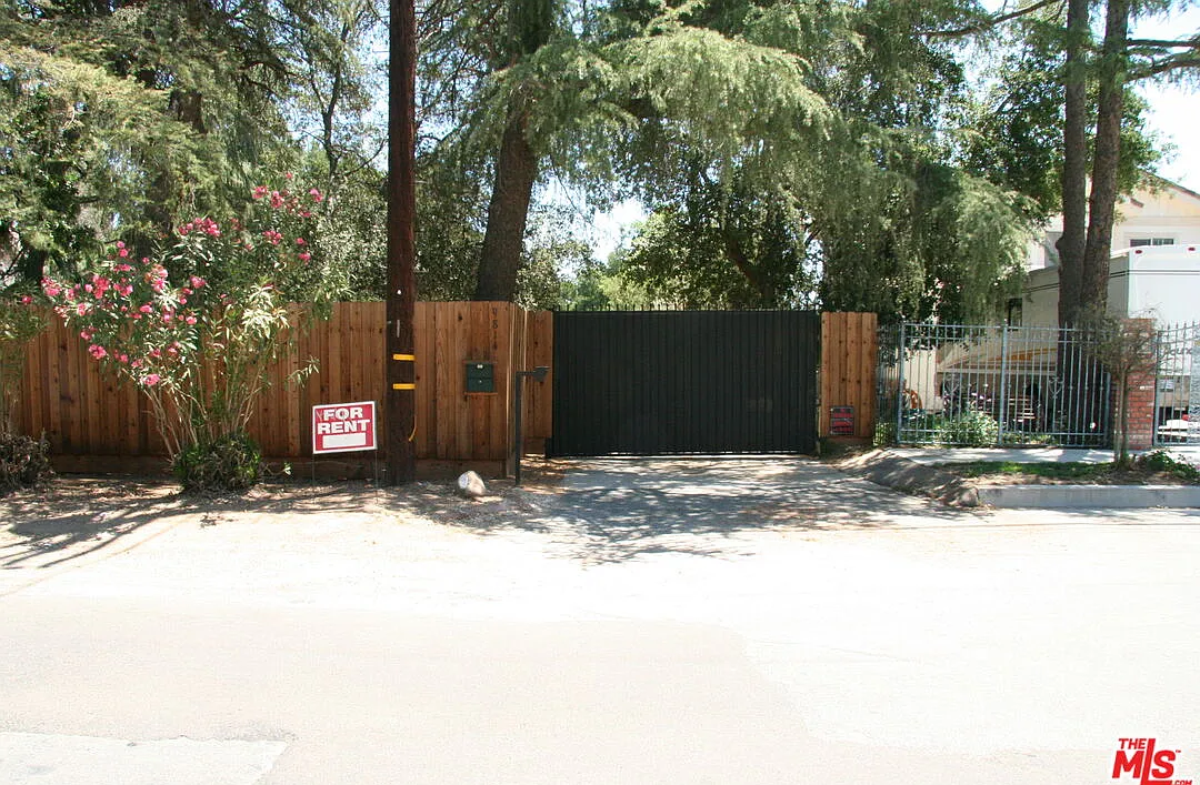 3 bed, 2.0 bath, 1961 sqft, $5,200 — Photo 1