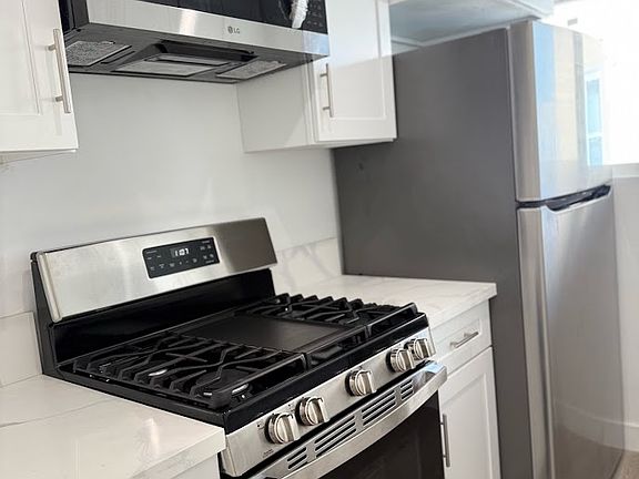 5th image of 330 S Kenmore Ave APT 4