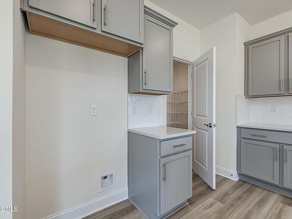 3rd image of 548 Hipwood Dr