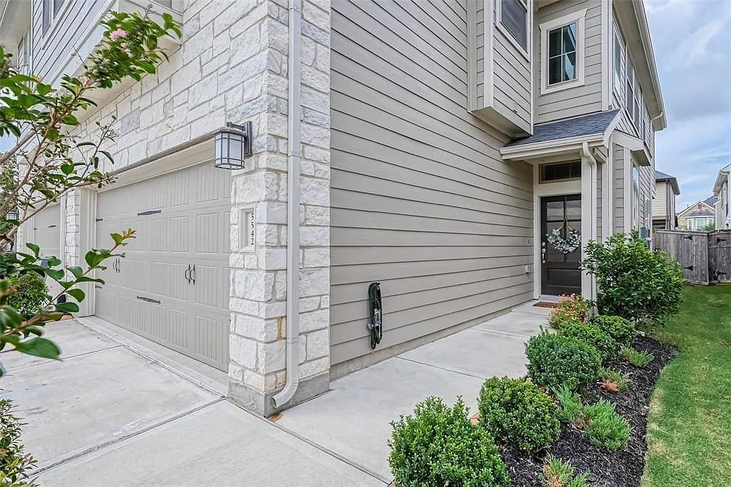 3 bed, 2.5 bath, 1881 sqft, $2,300 — Photo 1
