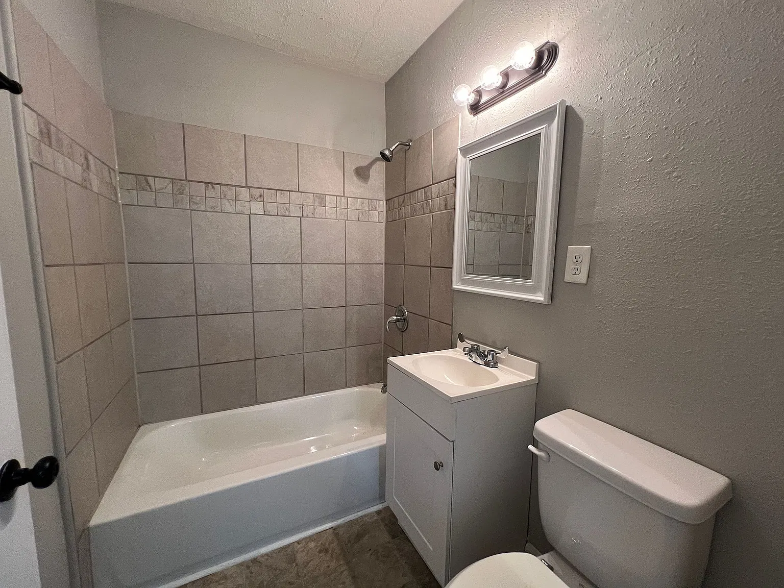 1550 Hugenot St — Photo 2