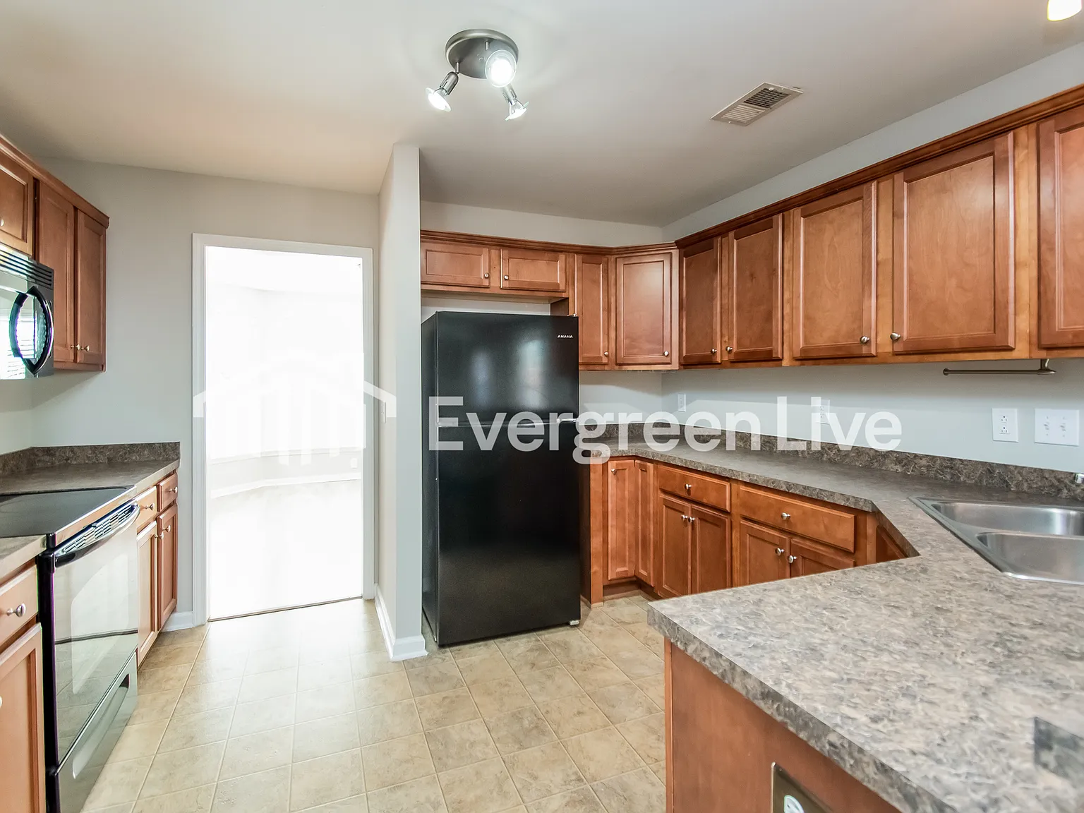 4 bed, 2.0 bath, 1968 sqft, $2,045 — Photo 4