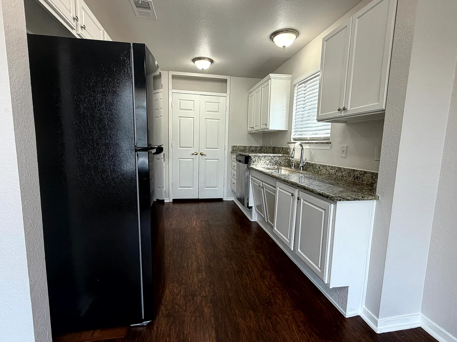 3 bed, 1300 sqft, $2,000 — Photo 2