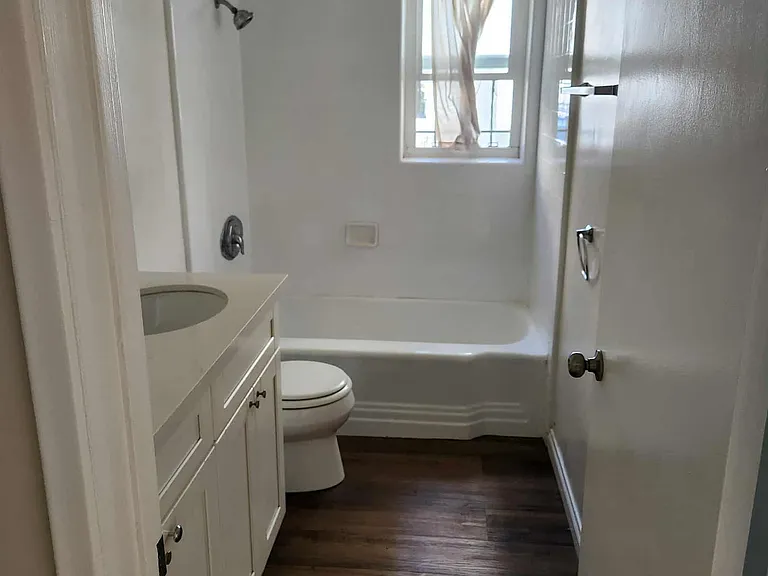 1261 E 1st St #7 — Photo 16