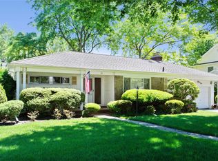 32 Vassar St, Garden City, NY 11530