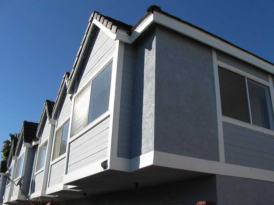 South-facing end unit in the middle of the complex