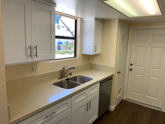 5th image of 1305 Stanley Ave #9