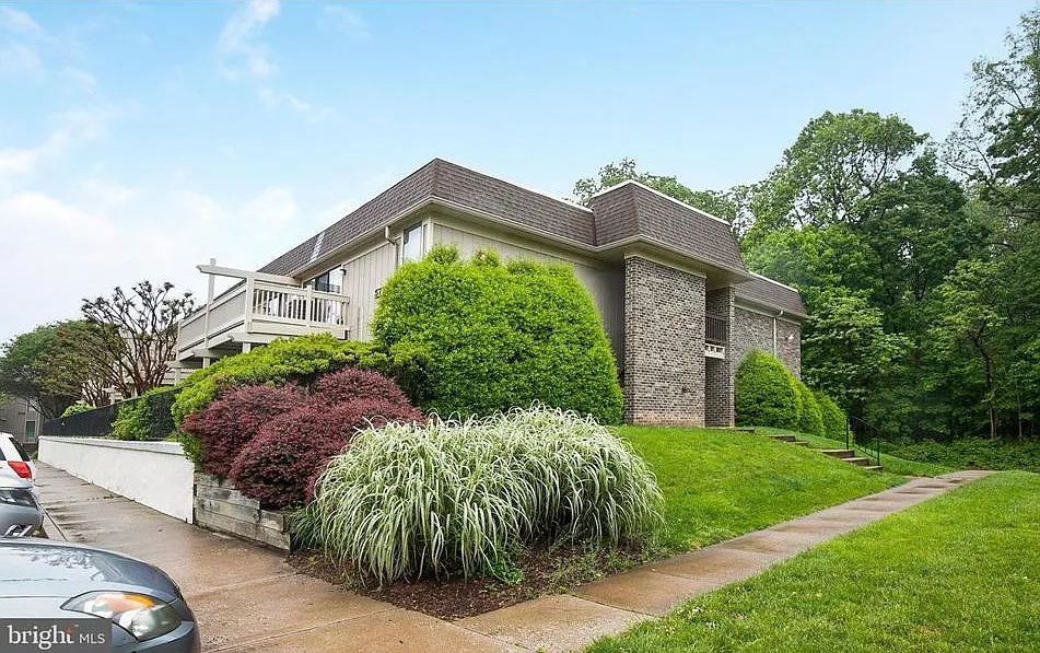 5772 Rexford Ct — Photo 1