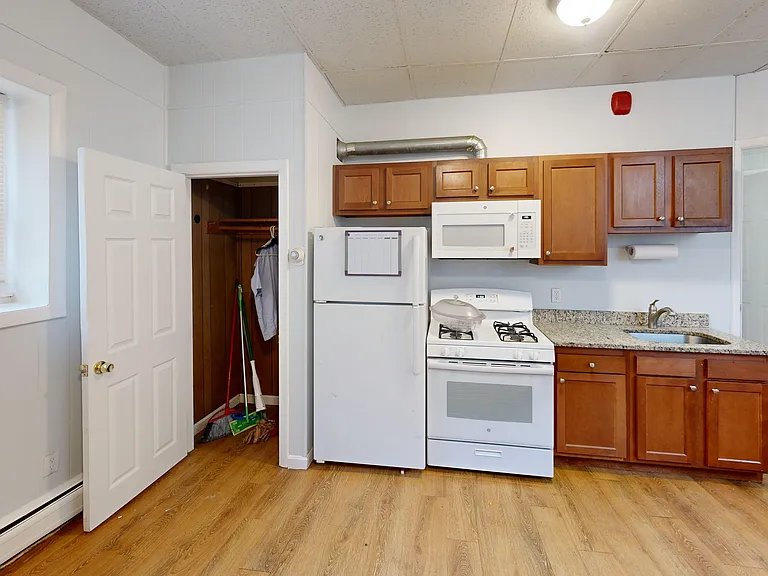 14 Marion St #RF — Photo 1