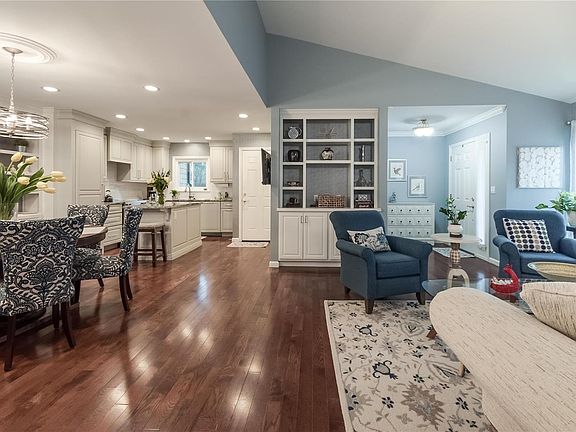 4th image of 10821 Charlton Way