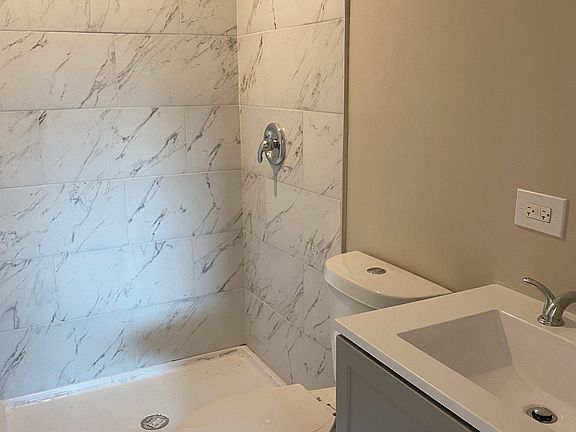 3rd image of 6720 N Damen Ave APT 1A
