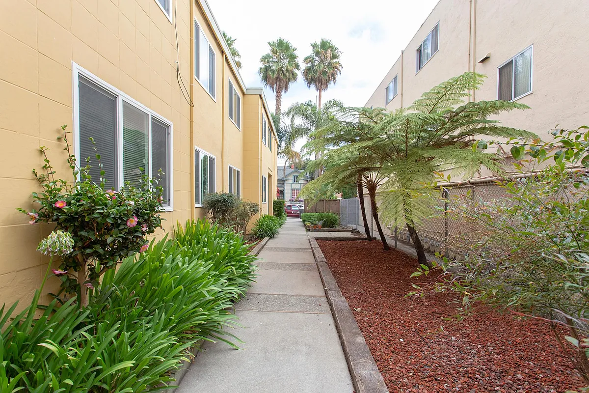 Building Photo - 2233 7th Ave #E
