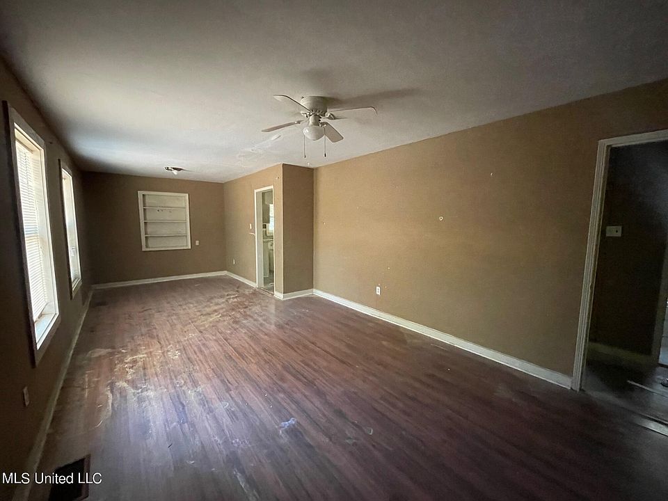 2nd image of 3207 Oak Forest Dr