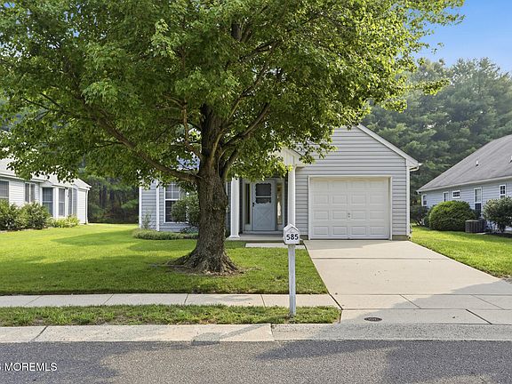 3rd image of 585 Waterford Drive